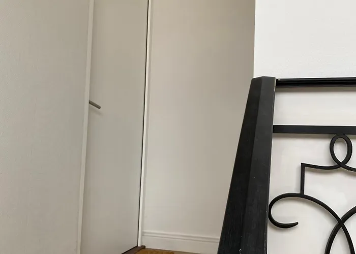 Luxury Modern Renovated And Cozy 2 Bedroom Garage-madeleine